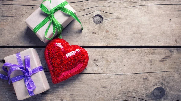 Confezioni regalo festive con regali — Foto Stock