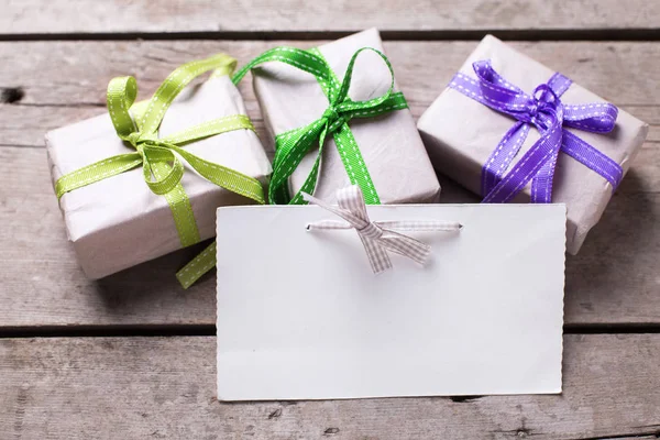 Cajas de regalo festivas con regalos — Foto de Stock