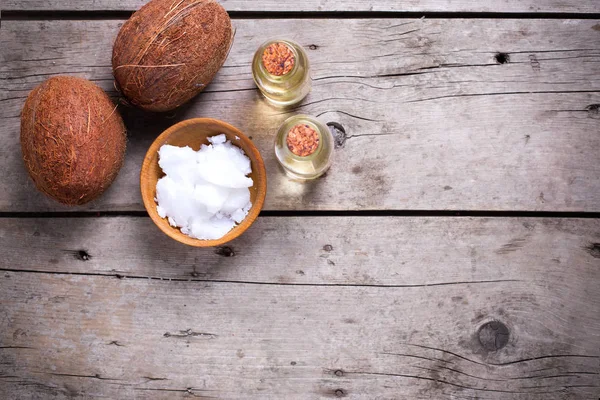 Kokosové ořechy a kokosový olej — Stock fotografie