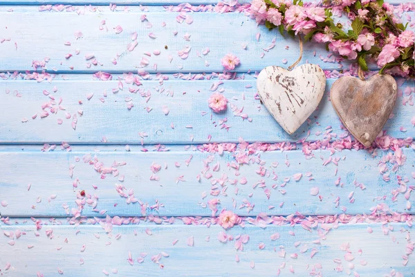 Fiori di sakura rosa e cuore decorativo — Foto Stock