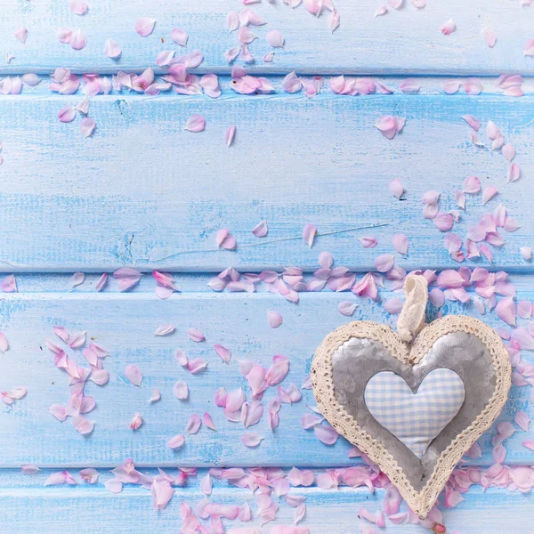 Coração decorativo e pétalas rosa o — Fotografia de Stock