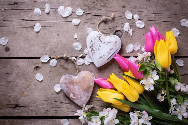 Zwei dekorative Herzen und Blumen — Stockfoto