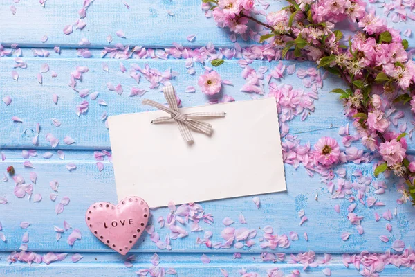 Roze sakura bloemen en hart — Stockfoto