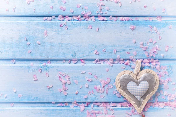 Corazón decorativo y pétalos rosados o —  Fotos de Stock