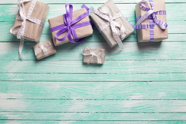 Feestelijke geschenkverpakkingen met presenteert — Stockfoto