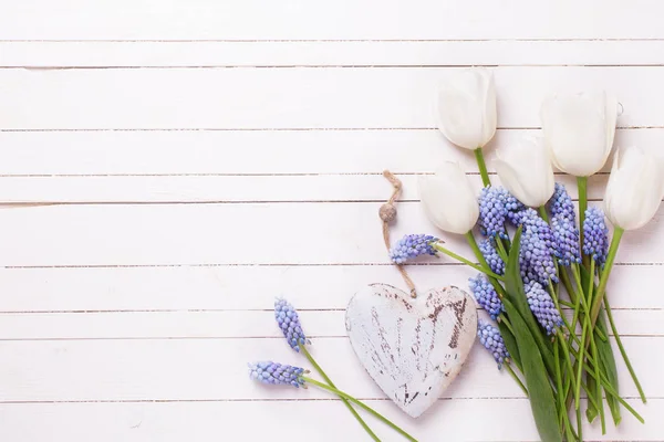 Blaue Muskarien Blumen und dekoratives Herz. — Stockfoto