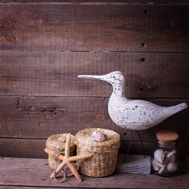 yaşlı ahşap plakalar üzerinde deniz öğeleri. 