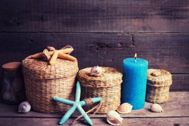 Deniz öğeleri ve mavi mum 