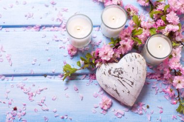 Sakura pembe çiçekler ve mumlar 