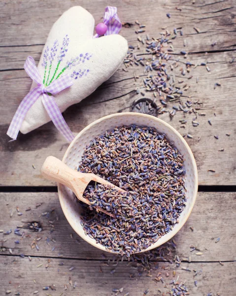 Buds lavanda seca na tigela — Fotografia de Stock