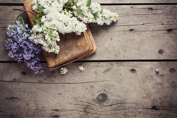 Lilac flowers  on old books — Stock Photo, Image