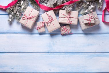 Kaydırılan Noel sınırdan sunar