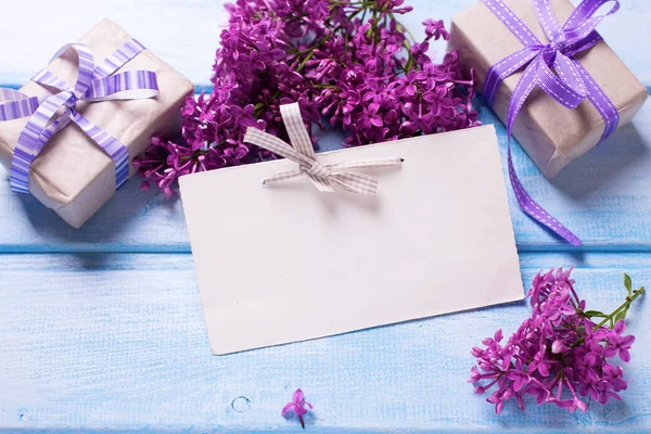 Etiqueta vacía, cajas con regalos y flores — Foto de Stock