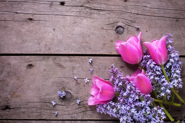 Flieder und rosa Tulpenblüten — Stockfoto