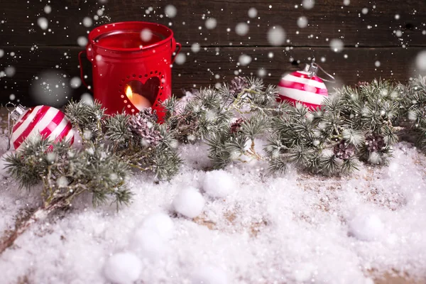 Kerstballen, kaars in decoratieve lantaarn — Stockfoto