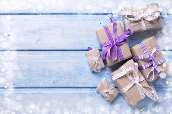 Cajas de regalo festivas con regalos — Foto de Stock