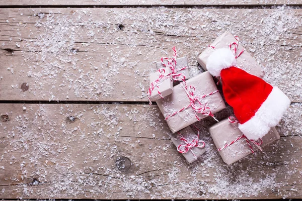 Verpackte Weihnachtsgeschenke — Stockfoto