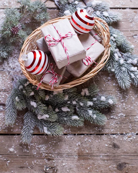 Weihnachtsgeschenke im Korb — Stockfoto