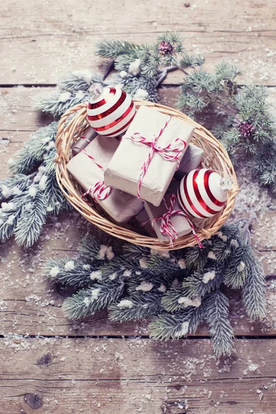 Vánoční dárky v košíku — Stock fotografie