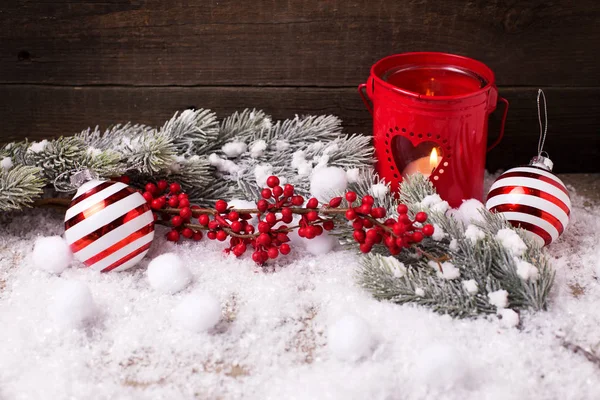 Kerstballen, kaars in decoratieve lantaarn — Stockfoto