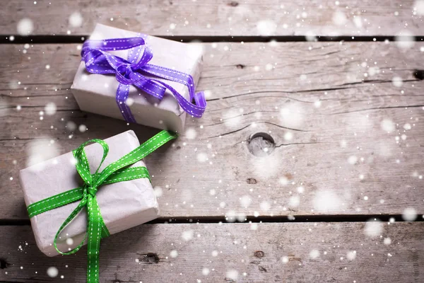 Cajas de regalo festivas con regalos — Foto de Stock