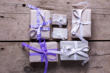 Hediye ile sarılmış hediye kutuları 