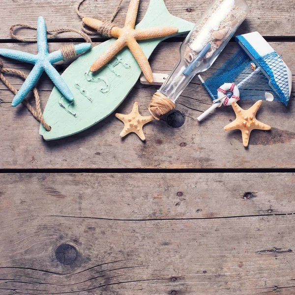 Objetos de mar sobre tablones de madera — Foto de Stock