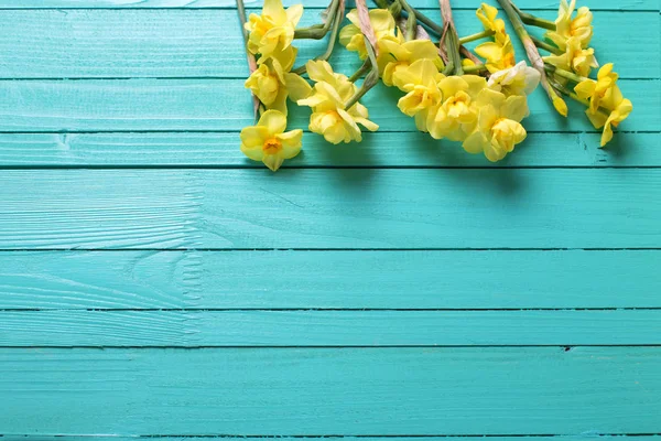 Žluté květy na dřevěné tyrkysové — Stock fotografie