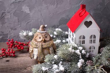 Dekoratif baykuş ve dalları köknar ağacı 