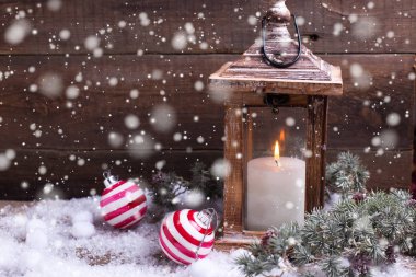 Noel yanan muma fener