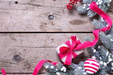 kaydırılan Noel hediye kutusu