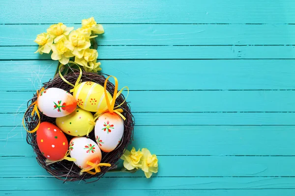 Dekoratif yumurta ve Paskalya için çiçekler — Stok fotoğraf