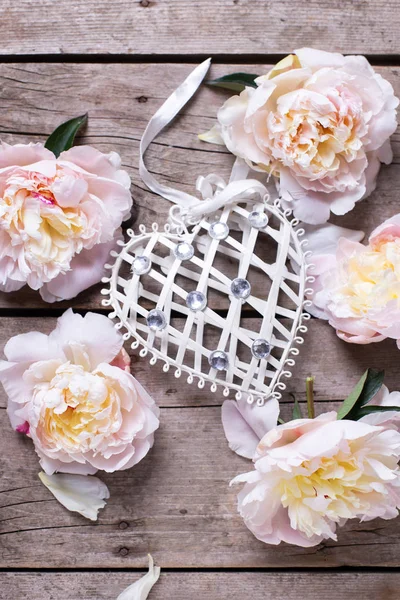 Декоративные сердце и розовые цветы — стоковое фото
