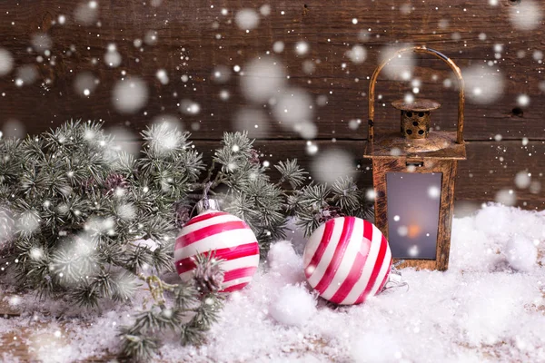 Bolas de Navidad, vela en linterna decorativa —  Fotos de Stock