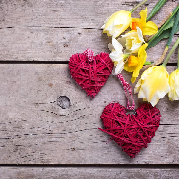 Blommor och dekorativa hjärtan — Stockfoto