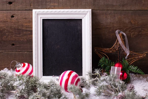 Leeg schoolbord, kerstballen en takken — Stockfoto