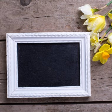 Bahar çiçekleri ve boş yazı tahtası 