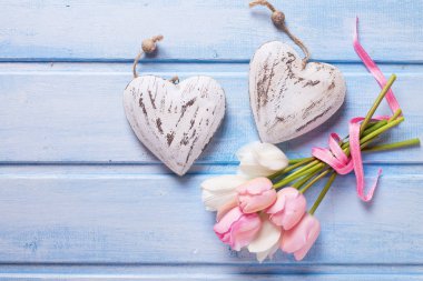 Bahar laleler ve dekoratif Kalpler