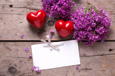 Eflatun çiçekler ve boş etiket