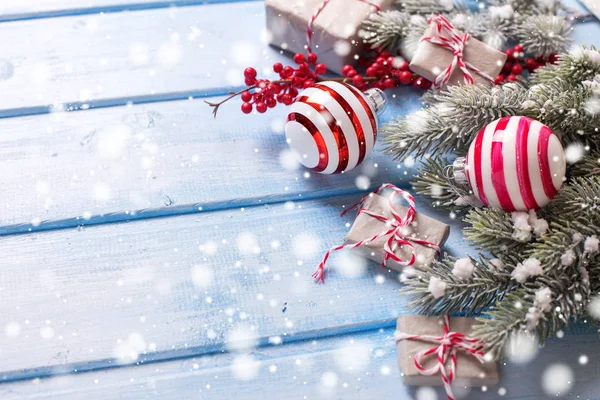 Vánoční dárky na dřevěném pozadí — Stock fotografie
