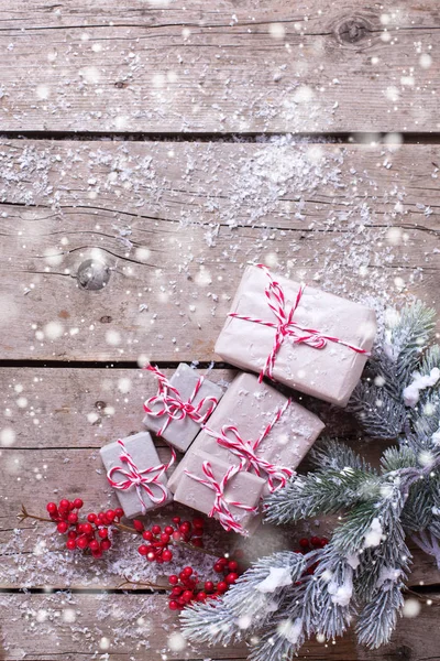 Julklappar på trä bakgrund — Stockfoto