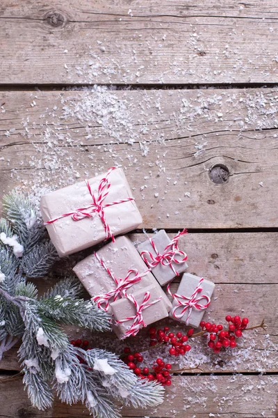 Vánoční dárky na dřevěném pozadí — Stock fotografie