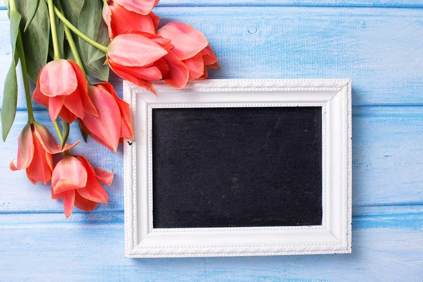 Spring tulips and empty blackboard — Stock Photo, Image