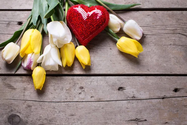 Tulipani primaverili e cuore decorativo — Foto Stock