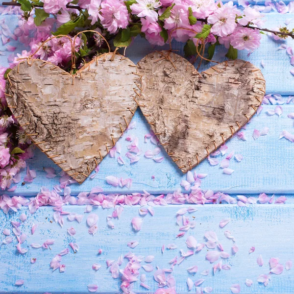 Frühlingsblumen und dekorative Herzen — Stockfoto