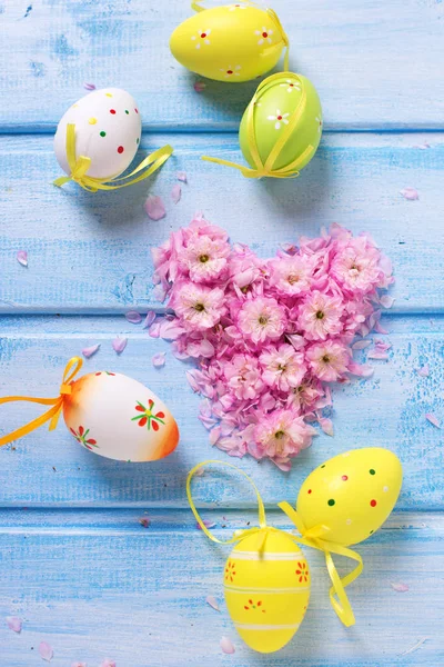 装飾的なイースターの卵と春の花 — ストック写真