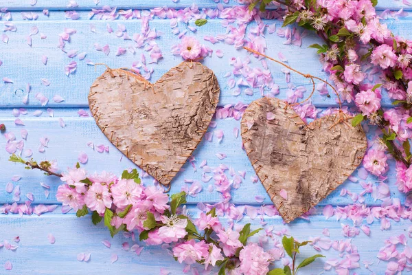 Bahar çiçekleri ve dekoratif Kalpler — Stok fotoğraf