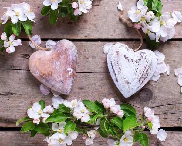 Cuori decorativi e fiori di melo — Foto Stock