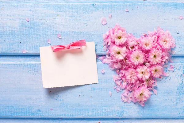 Hart van roze bloemen en lege tag — Stockfoto