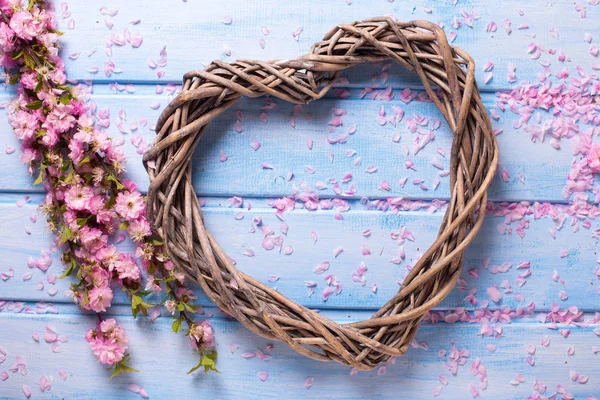 Bahar çiçekleri ve dekoratif kalp — Stok fotoğraf